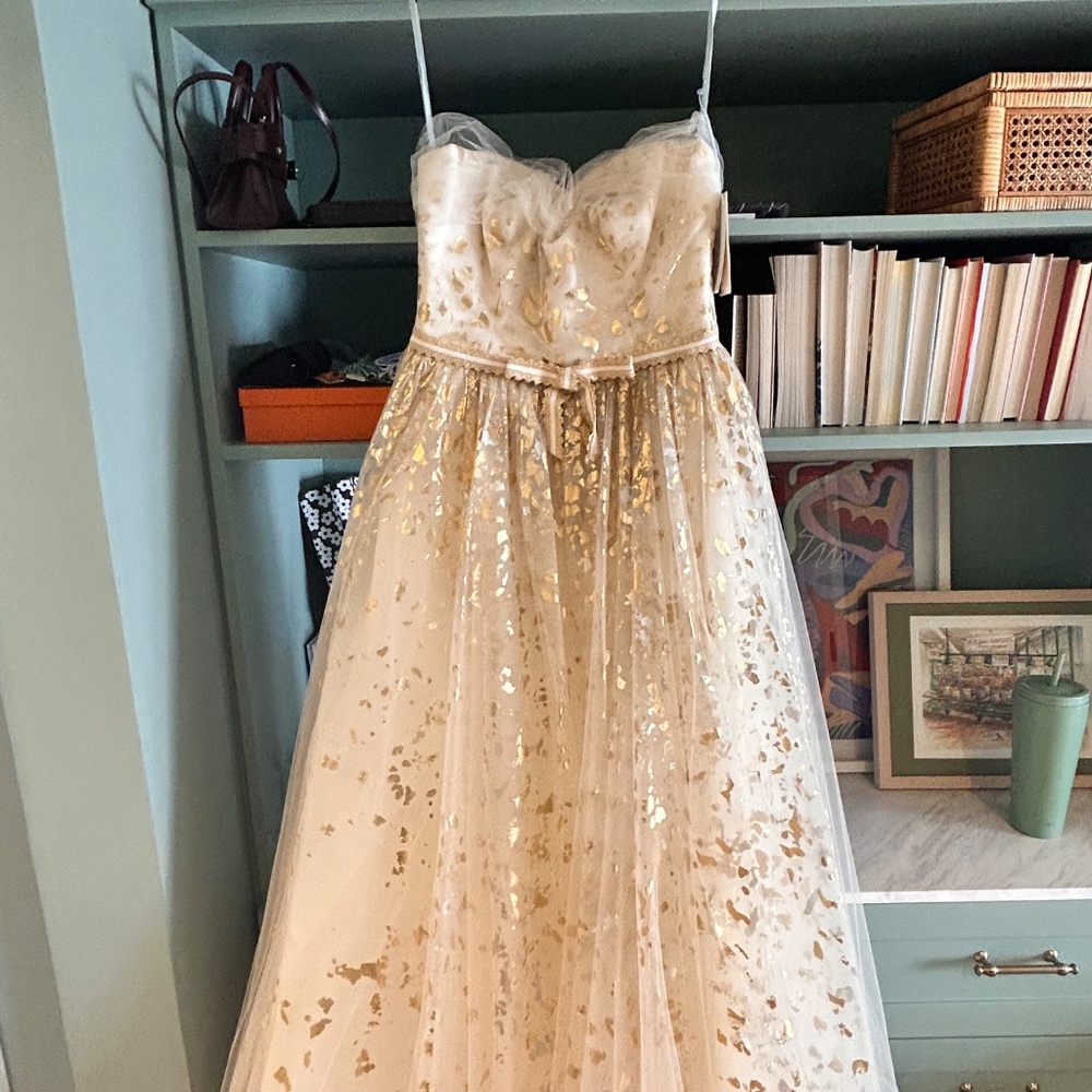 Carolina Herrera Wedding Dress - Picture 9 of 13